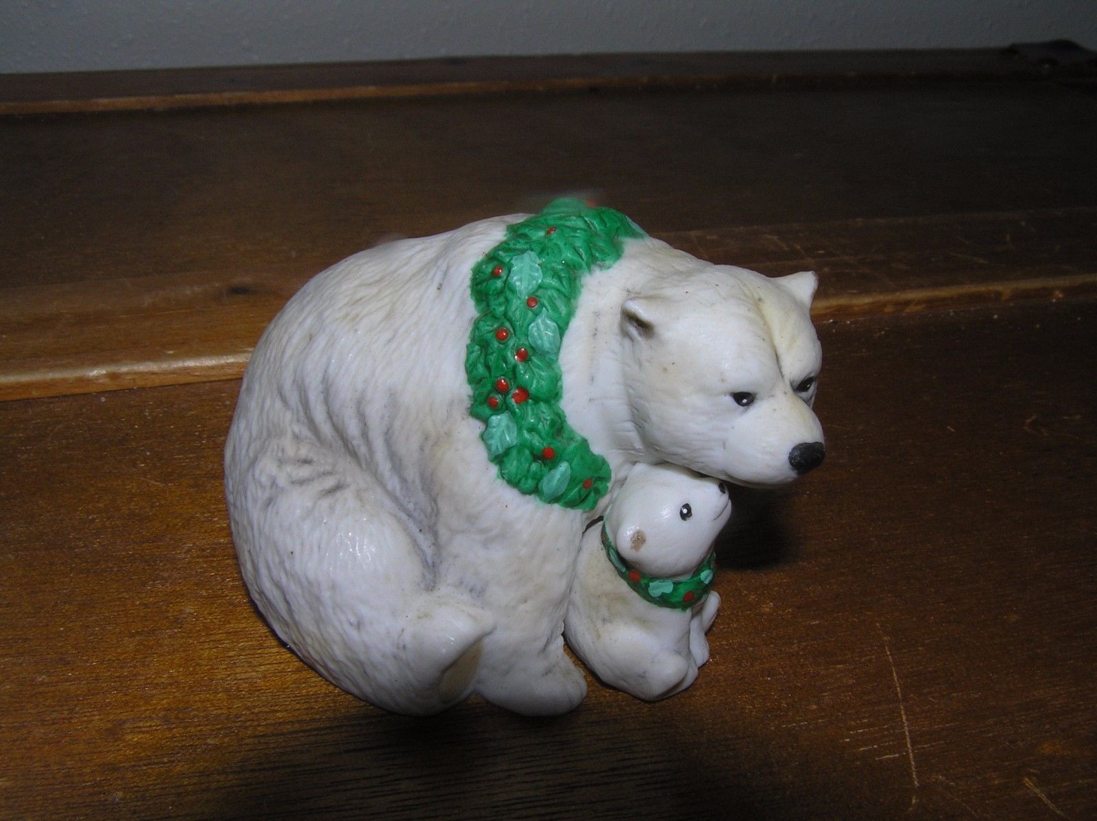 Vintage Gorham 1986 White Mother Polar Bear & Cub w Christmas Wreath Holiday Fig - $13.99