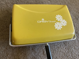 Vintage Bissell Daisy Yellow Push Manual Sweeper Vacuum - £70.60 GBP