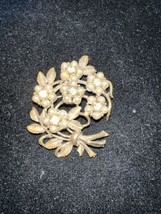 Vtg Coro Gold Tone Faux Pearl and Clear Stone Flower Bouquet Brooch - £12.58 GBP