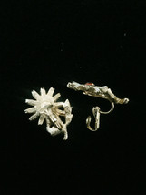 Vintage 60s clip on enameled daisy with gold vine and leaves earrings image 3