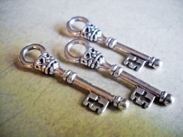 3 Skeleton Key Pendants Silver Key Charms Steampunk Supplies Findings - £2.02 GBP
