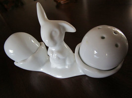 Vintage EASTER BUNNY Salt Pepper Shakers White Porcelain 3 piece set - $9.99