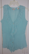 AZUCAR LADIES SLEEVELESS RAYON/POLY RUFFLED V-NECK BUTTON TOP-M-BARELY WORN - $14.01