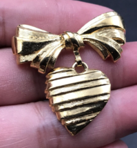 VTG Avon Gold Tone Bow w/ Dangling Heart Brooch Pin 1.5&quot; x 1.75&quot; - $9.49