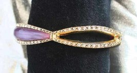 Monet Crystal Rhinestone &amp; Orchid Lucite Gold-tone Stretch Bracelet 1990s vint. - £9.67 GBP