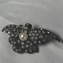 Vintage Metal Rhinestone &amp; Pearl Flower Pin Brooch 40’s 50’s Style Black Trim - £23.97 GBP