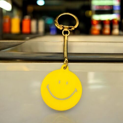 Vtg Smiley Face Keychain Yellow Plastic 2 1/2'' Disc Metal Chain & Clasp Preown - £10.39 GBP