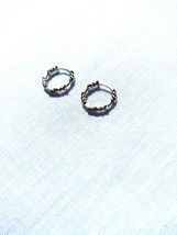 BARB WIRE HOOP LOCKING LATCH TINY HOOPS EARRINGS 1/2&quot; HOOP CHROME OVER C... - €3,88 EUR