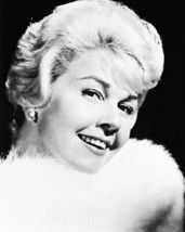 Doris Day B&amp;W 8X10 Photo That Touch Of Mink Smiling - £7.64 GBP