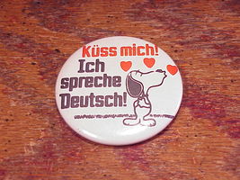 Vintage German Snoopy Kuss Mich! Ich Spreche Deutsch Pinback Button, Pin - £7.84 GBP