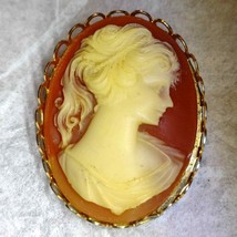 Beautiful vintage celluloid cameo~burnt orange and cream color~very pretty! - £30.86 GBP