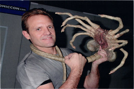 Michael Biehn 8x10 press photo posing with Alien model wrapped around his neck - £9.61 GBP
