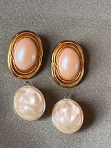 Vintage Lot of Cream Faux Baroque Pearl &amp; Oval Cab w Ridged Goldtone Frame Clip - £8.92 GBP