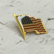 American Flag Lapel Pin Gold Toned Simple Patriotic Waving In The Wind - £4.45 GBP