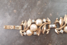 Vintage TRIFARI PAT PEND Pearl Rhinestone Bracelet Gold Tone Leaf Early Designer - £148.73 GBP