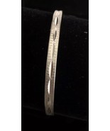 Monet MCM Textured 7 1/2” Silver Tone Bangle Fashion Bracelet Signed MONET - $356.58 MXN