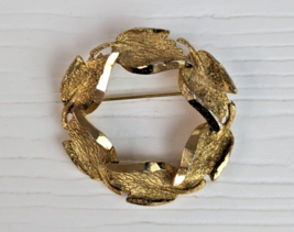 CATHE Signed Gold Tone Abstract Leaf Wreath Brooch Pin - £15.49 GBP