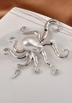 Octopus pearl chunky pin brooch - $269.69 MXN