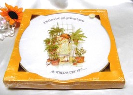 2641 Vintage Holly Hobbie A Mothers Love Just Grows And Grows Wall Plate - $19.00