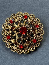 Vintage Lacey Goldtone Round Flower w Ruby Red Rhinestone Accents Brooch Pin – - £7.46 GBP
