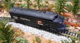 HO Scale: Tempo Penn Central Diesel Engine #5050; Vintage Model Railroad Train - £39.12 GBP