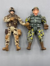 Two Military Action Figures With Camo Uniforms &amp; Accessories - $128.60 MXN