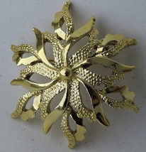 Vintage GERRYS Flower Brooch Textured Gold Tone Pin 1 3/4&quot; - £9.09 GBP