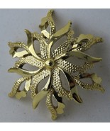 Vintage GERRYS Flower Brooch Textured Gold Tone Pin 1 3/4&quot; - £9.00 GBP