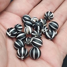 Lote 20 cuentas de ágata grabadas tibetanas del Himalaya indo cuentas de... - $78.42
