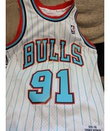 Authentic MITCHELL &amp; NESS HC 1995-1996Bulls Dennis Rodman #10 Jersey Size S - $973.52 MXN