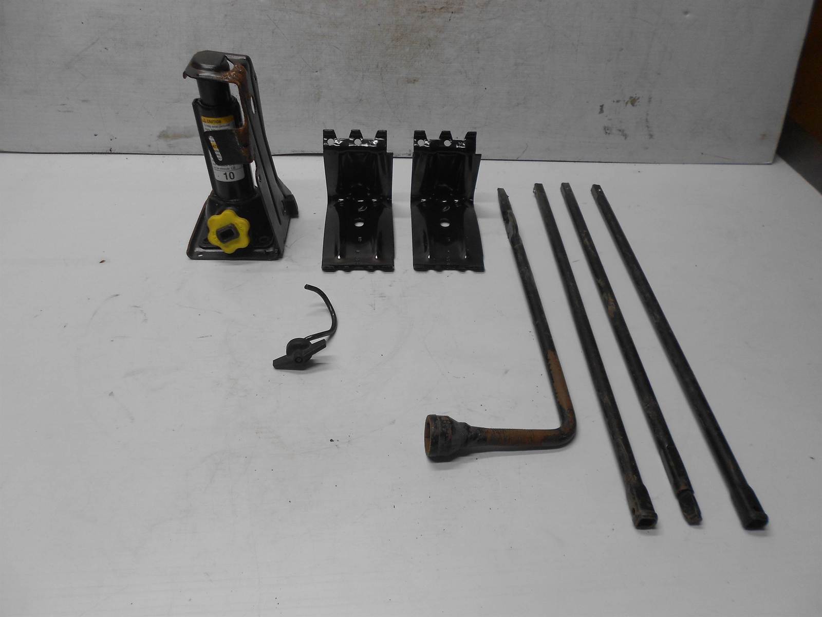 02-06 Cadillac Escalade EXT Bottle spare tire jack under seat WITH TOOLS - $89.99