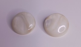 White Cream Swirl Button Earrings 1&quot; - $116.67 MXN