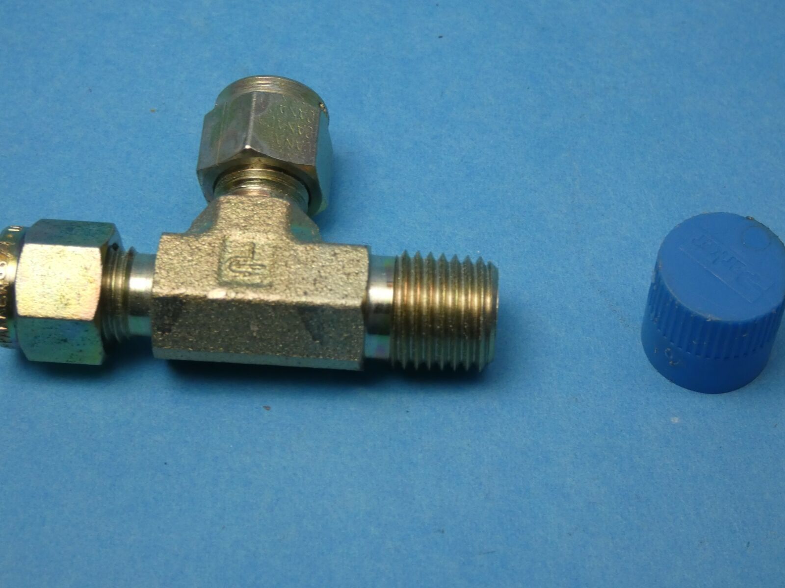 Parker 4MRT4N-S A-lok Male Run Tee Fitting Carbon Steel 1/4" Tube x 1/4" NPT Item image 2