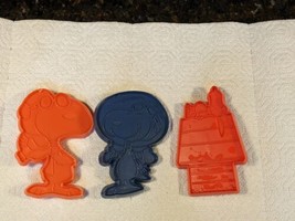Vintage Peanuts Snoopy COOKIE CUTTERS 3 Snoopy Space Barron Doghouse Plastic USA - £7.52 GBP