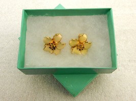 Ivory Flower Earrings, Gold Tone , Screw Back, Vintage Fashion Jewelry, ... - $14.65