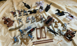 vtg Plastic Medieval knight horse riders Figures weapons gold white blac... - £29.55 GBP