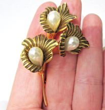 Vintage Damascene Enamel &amp; Faux Pearl 3 Calla LILY FLOWER Brooch Pin - $17.77
