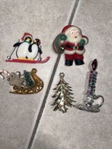 VTG Lot of 5 Christmas  Pins, Brooches Rhinestones Plastic - £4.66 GBP