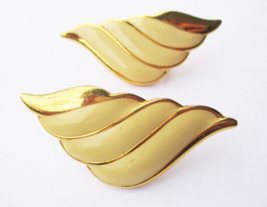 Napier Ivory Enamel and Gold Tone Screw Back Seashell Earrings Vintage Signed - $15.20