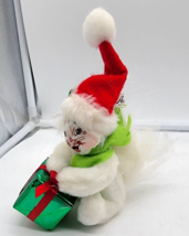 Annalee Dolls - Smiling White Christmas cat ? with Gift (2015) - $284.15 MXN