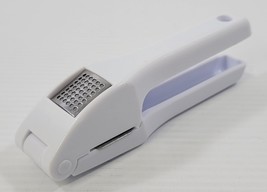H) Plastic Handheld White Garlic Press Manual Kitchen Tool - $92.08 MXN