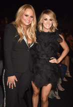 Beautiful Carrie Underwood &amp; Miranda Lambert 8X10 Photo - £7.11 GBP