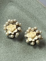 Vintage Faux Cream Pearl Cluster w Plastic Flower Overlay Goldtone Screwback Ear - £8.99 GBP