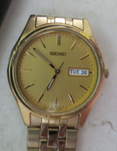 Vintage Men&#39;s Seiko 7N43 9048 Quartz Day Date Gold Tone Watch - £22.28 GBP
