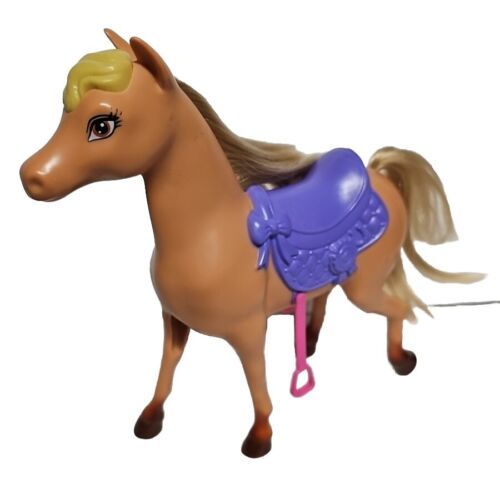 2012 Skipper's Tan Plastic Horse Mattel Y7554 with attached Saddle Barbie Toy - $4.90