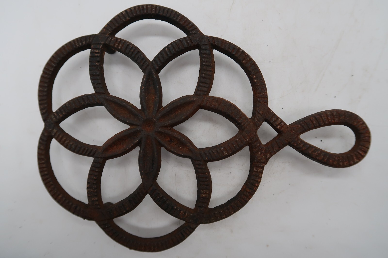 VTG &#39;45 JZH John Zimmerman Harner 7.5&quot; Cast Iron Trivet Circles Flower - $19.99