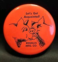 Vintage LET&#39;S GET ACQUAINTED! Regalia MFG. CO. Pin Back 2&quot; Red Orange Pigs - €13,90 EUR