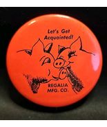 Vintage LET&#39;S GET ACQUAINTED! Regalia MFG. CO. Pin Back 2&quot; Red Orange Pigs - €13,90 EUR