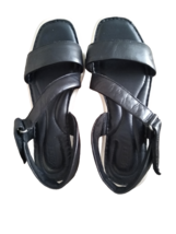 BORN Rahway Women Black Leather Strappy Cushion Foot Bed Flats Sandals Sz8 - £22.15 GBP