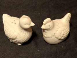 Vintage Hen Rooster Ceramic Salt &amp; Pepper Shaker Set - Farmhouse Country... - $9.98